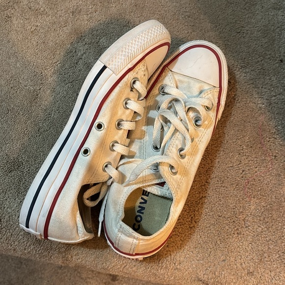 Size 8 Converse, classic white with the lines on the bottom like new - Picture 3 of 3